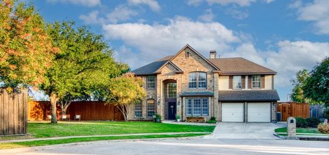 Discover the perfect blend of elegance and functionality in this beautiful residence located in the heart of Frisco. As you enter, the warm wood floors add a touch of style, complemented by soaring ceilings and oversized windows that flood the home w...