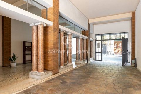 In one of the most elegant arteries of the city of Catania, we offer the sale of an unobtainable attic floor located on the sixth floor of an imposing, well-inhabited building, enriched by large green areas and a convenient concierge service. The apa...