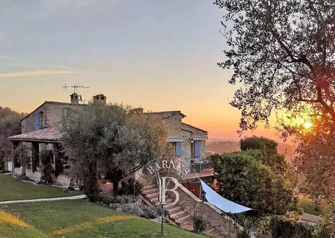Beautiful architect-designed stone house with panoramic views of the entire coast and hills. Located near Vence, in absolute tranquility, this villa will charm you with the charm of stone, panoramic sea views, the quality of its construction, and its...