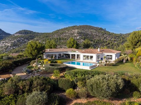Stunning elevated views In a dominant position with 180 degree panoramic views over the hills and the sea, from La Ciotat's 