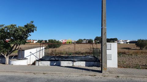 À Foros de Vale Figueira, un village de la municipalité de Montemor-o-Novo, j’ai un terrain urbain de 750 m2, où vous pouvez construire une maison de 186 m2 à votre goût Sur le terrain, nous avons toutes les infrastructures, l’eau courante, l’électri...