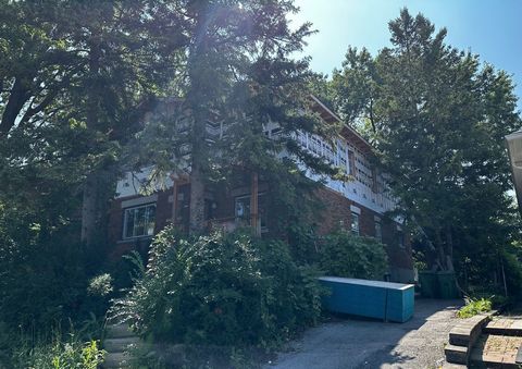 Beautiful two-storey house located in Ahuntsic/Cartierville, the countryside in the city, house to be completed to your taste. 3 floors of 1250 sf each for a total of 3750 sf including the basement. The first floor is currently a large space to divid...