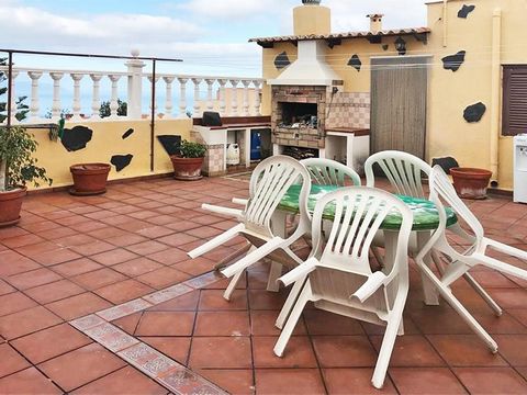 Luxury World Properties is pleased to offer you this house in the town of Guía de Isora. It has a plot of 200 m2 and living space of 360 m2 that is spread over 3 floors. It consists of a living and dining area, independent kitchen, 5 bedrooms, 4 bath...