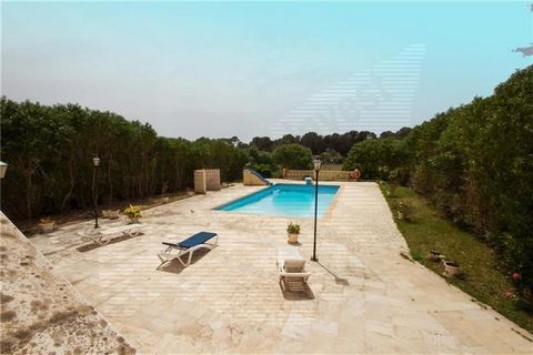 Rustic finca on a plot of 10,000 m2 approx. in Marratxí, 500 m2 built, large living room of 60m2 approx. with fireplace, fitted and equipped kitchen, 6 bedrooms, 4 bathrooms (1 en suite), heating, terrace, porch, garden, parking spaces, unobstructed ...