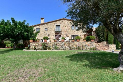 Lucas Fox presents this beautiful and historic Catalan country house located in the quiet residential area of Avenida de la Iglesia in Santa Cristina d'Aro. It is a spectacular rustic building of 226 m² built on three plots of a total of 2100 m², whi...