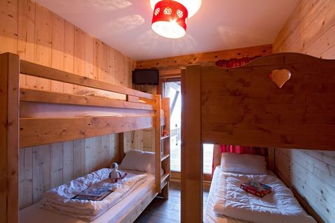 Chalet Husky is a cosy and comfortable chalet, located in the upper part of Les Deux Alpes. The blue run is only 80m away. Shops, bars, restaurants and ski school are only 600m away (and are also accessible by free ski bus that stops near the chalet)...
