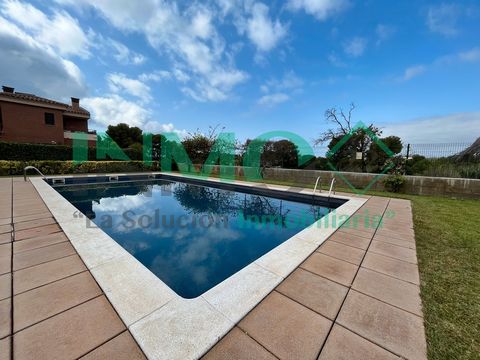 Spectacular detached house in the La Llosa area of Cambrils. The 150m2 house is distributed over two floors: ground floor with separate kitchen with access to the rear porch, toilet and living-dining room with double access to front and rear porch; O...