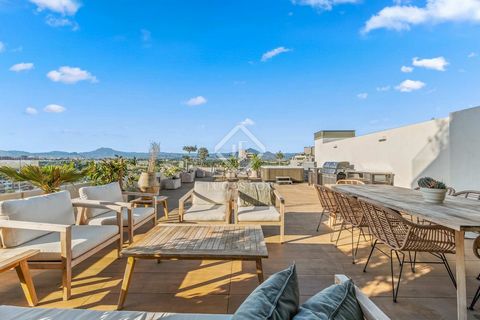 Lucas Fox presents this spectacular penthouse with a 100 m² terrace in the best development of Pau 5 in Alicante, the most in-demand area of the city just 10 minutes walk from San Juan beach. This development built in 2021 is surrounded by green area...
