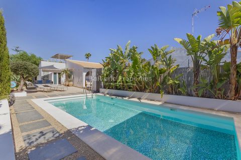 Attractive contemporary-style villa with roof terrace in Cala Mandía This charming villa is offered for sale in a peaceful and private area near Porto Cristo, just 600m from the beaches of Cala Mendia and Cala Anguila. The villa is set on a plot of a...