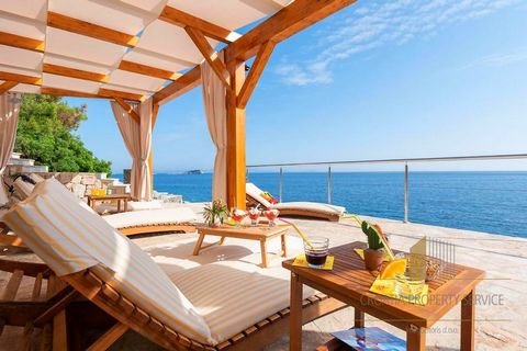 Een prachtige familievilla aan zee in de buurt van Vela Luka aan de zuidkant van het eiland Korčula. De villa bestaat uit 3 verdiepingen en heeft 330 m2 woonoppervlak en een tuin van 580 m2. Op de begane grond is er een speelruimte met biljart en taf...