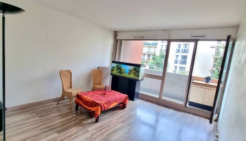 Quartier d'Amérique . Studio of 30 m² (29.89 m² Carrez Law) with balcony, on the second floor, in a good standard building with a caretaker, secure access with badges and an elevator. - Entrance corridor with a cupboard with sliding doors - Bathroom ...