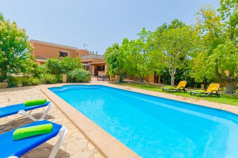 Esta espectacular propiedad se encuentra en el sureste de Mallorca, en Felanitx, y da la bienvenida a 10 personas. Los exteriores son hermosos. El detalle más distintivo de esta bonita villa es la piscina privada de cloro de 9,7 mx 4 m con una profun...