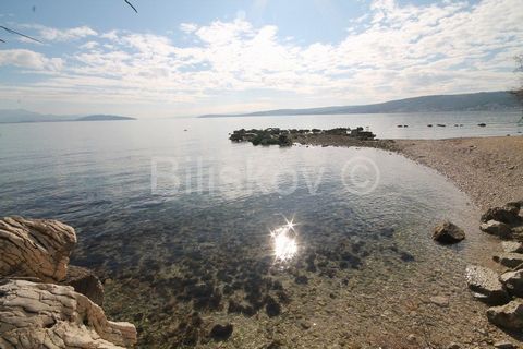 Kaštel Štafilić, Resnik EXCLUSIVE SALE Building land Second row from the sea Land area: 1461m2 Land size: approx. 22x66m Access: macadam road 3m wide Sewerage in the access road  Electricity and water nearby Distance to the sea approx. 50m, and to th...