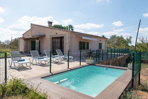 Quiet finca on the outskirts of Llucmajor. Surrounded by nature. For 4 guests. Outside this property, you will find a chlorine pool 4 m long by 2,40 m wide and 1,20 m deep. Parking space for 4 cars. Sunbathing area and an outside table where you can ...