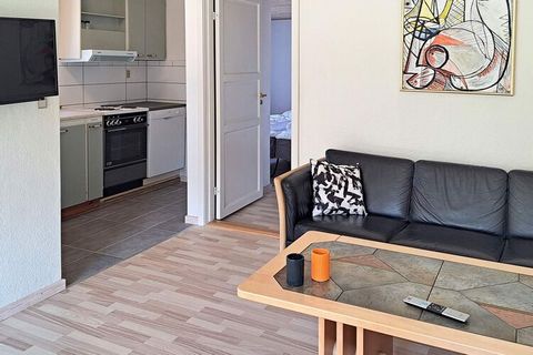 In Øster Hurup finden Sie diese Ferienwohnung im Erdgeschoss. Wohnzimmer mit Essbereich, der mit der Küche verbunden ist und Zugang zur Terrasse bietet. Darüber hinaus gibt es ein Zimmer mit Doppelbett und ein Zimmer mit 2 Einzelbetten sowie ein Bade...