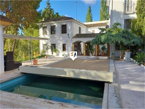 Ce superbe complexe Cortijo de 6 chambres et 6 salles de bains d'une superficie totale de 800 m2 est situé à la périphérie de la ville historique d'Almedinilla, dans la province de Cordoue en Andalousie, en Espagne. La propriété se trouve sur un géné...