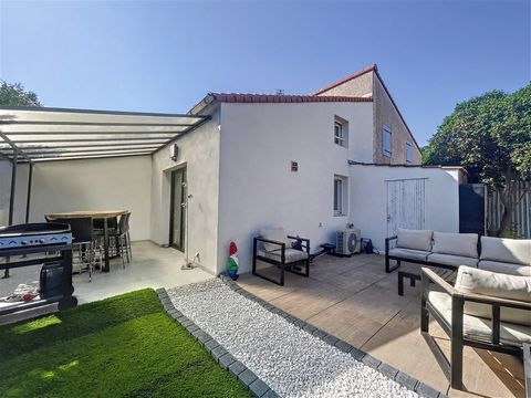 Discover this delightful house in Vic la Gardiole, just 15 km from Montpellier, and conveniently close to beaches and Sete. The property has been completely renovated, offering a comfortable living space of 31 sqm, sleeping 4 people, and a lovely 53 ...