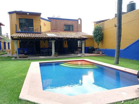 Beautiful house located in the north of Cuernavaca, on Calle Ajusco de Rancho Cortes, very good access to any point of the city. You will enjoy the area as it is located in an environment of shopping malls, restaurants, banks, hotels, schools and hos...