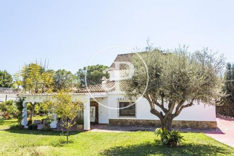 In one of the best urbanizations of Valencia, 10 minutes by car from the city, and the airport, with all kinds of services and very well connected by highway and bypass, we find this magnificent detached villa, located in one of the best Campolivar a...