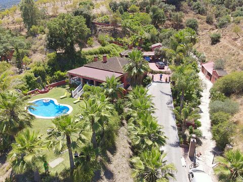 In the middle of nature is this charming, wonderful partially furnished 5 bedroom country house 236m2 with a small guest house, surrounded by palm trees, fruit trees and absolute tranquility. A small river takes you to the property, which leads direc...