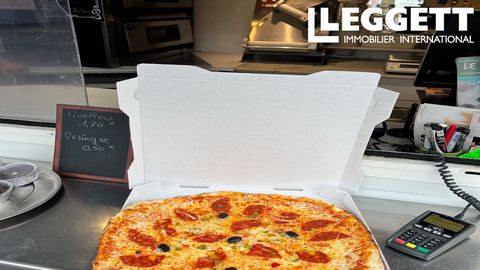 A25433LC24 - A super business opportunity to purchase a turn key Pizza kiosk with business (which is free from a franchise) and has an impressive 17 years of trading. A first class emplacement, edge of town location, just 25 minutes from Périgueux. I...