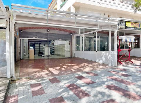 En venta, te presentamos este amplio local comercial en el centro de Playa de Aro. Con una superficie de 64m2, este inmueble ofrece una amplia terraza y un acogedor patio interior. Idealmente destinado para comercio u oficina, cuenta con la posibilid...