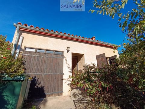 In the town of Saint-Laurent-de-la-Salanque, discover this charming single-storey villa of about 75 m2 selected by the Sauvaire Immobilier agency. The interior space consists of a living room with its kitchen of about 25 m2. You will also find a show...