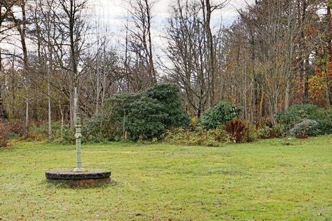 A pleasant holiday home in an attractive location south of Falkenberg, close to the sea and with scenic surroundings. The spacious corner lot is lined with trees and flowering shrubs. By the cottage there is a small forest area with walking paths. Wi...