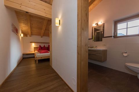 Este amplio y moderno apartamento para un máximo de 10 personas está situado en una típica casa de campo austriaca, directamente en las pistas de Kaprun en Salzburgerland y es un verdadero alojamiento con acceso directo a las pistas de esquí en invie...