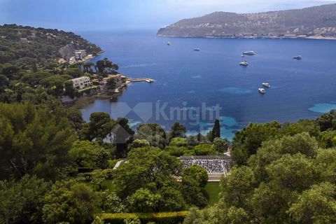 Una proprietà all'avanguardia progettata da un architetto di fama mondiale Jean Nouvel, perfettamente integrata in un ambiente naturale, di fronte al panorama più ricercato del versante occidentale di Saint-Jean-Cap-Ferrat. Situata su un terreno di 4...