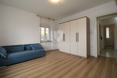 Location: Primorsko-goranska županija, Rijeka, Bulevard. Boulevard, Apartment im ersten Stock der Villa Dieses komfortable Apartment im ersten Stock der Villa ist ideal für Ihr neues Zuhause. Es besteht aus drei Zimmern, einer Küche mit Esszimmer, ei...