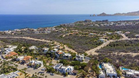 ✨ Willkommen im Juwel von Cabo San Lucas! Entdecken Sie die unglaublichen Wohngrundstücke im prestigeträchtigen Viertel Santa Carmela in der Gegend von Tezal, BCS, Mexiko. Dieses schöne Haus mit 3 Schlafzimmern befindet sich in einer der begehrtesten...