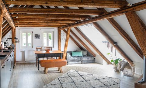 Apartment Deborah Offene Wohnatmosphäre unter historischem Dachstuhl - gepaart mit modernen Cabrio Dachfenster. Schlaf- und Badbereich sind raffiniert miteinander verbunden. Die freistehende Badewanne vor der alten Ziegelwand lädt zum Entspannen ein.