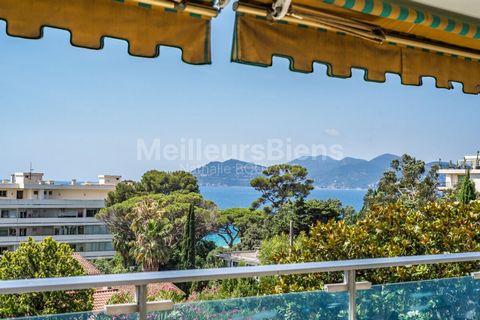 Nathalie BOUVARD offers you this property: Located in a luxury residence, this apartment has an unobstructed view: sea, mountain and gardens. On the first floor raised, by elevator, the property of 95.46 M2, crossing has beautiful volumes. Currently ...