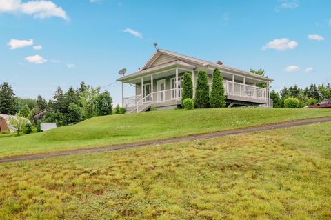 Charmante propriété de 3 chambres située sur un vaste terrain de 340 000 pi², idéale pour les amoureux de la nature. Endroit extrêmement tranquille, parfait pour une petite fermette ou simplement pour profiter de la nature à quelques minutes du Mont-...