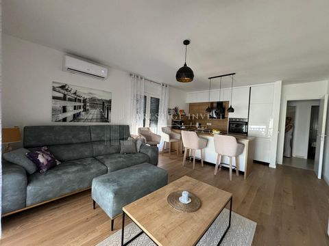 Location: Zadarska županija, Zadar, Vidikovac. Wohnung zu verkaufen - 2. Etage, Zadar, Vidikovac - Meerblick Im zweiten Stock rechts vom Treppenhaus steht in einem ruhigen Teil von Zadar eine Wohnung mit der Bezeichnung S4 zum Verkauf. Grundlegende E...