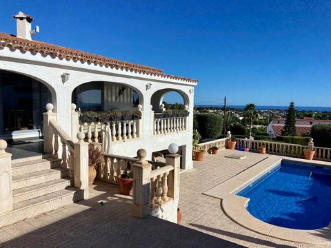 This spacious and bright villa with stunning views of the sea and the Peñón de Ifach is located in a quiet urbanisation in Calpe. The house is distributed over two independent floors, each with its own access, but also connected internally. The groun...