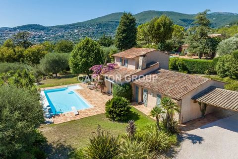 This authentic Provencal house combines the charm of the Mediterranean style with modern and attractive features. Its generous spaces create a spacious atmosphere while preserving privacy and comfort. The wooded garden that surrounds the property cre...