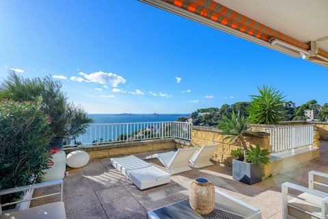 At the heart of the prestigious ‘Les Alpilles’ residence, for sale this sumptuous flat with its breathtaking sea-view terrace. With a surface area of 123 m², the property is divided as follows: A beautiful entrance hall with plenty of storage space f...