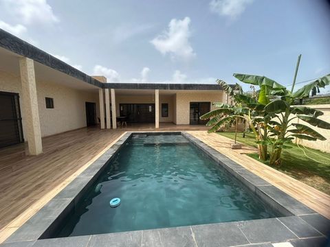 SENEGAL: Deze charmante nieuwe villa gebouwd in 2023 gelegen in Somone, met een woonoppervlakte van circa 180m2 op een perceel van circa 563m2, beschikt over 3 slaapkamers waaronder een master bedroom, elk met eigen badkamer en toilet en een studio a...