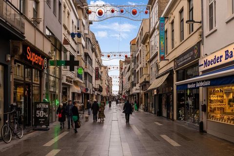 Dit aangename appartement bevindt zich op een rustige ligging vlakbij de Zeedijk, op wandelafstand van de winkelstraat en het centrum. Naast de zonnige woonkamer die voorzien is van grote raampartijen grenst de ruime, open keuken met eettafel en stoe...