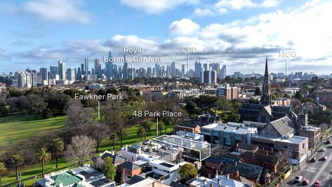 L’une des 9 propriétés bénéficiant d’un emplacement exclusif et étroitement tenu juste en face de Fawkner Park, les dimensions élégamment rénovées et baignées de soleil de cette superbe résidence contemporaine offrent un attrait inégalé pour un style...