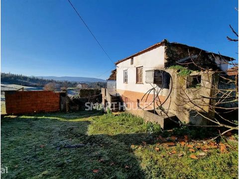 Villa mit 3 Schlafzimmern zum Wiederaufbau mit 226 m2 Bruttobaufläche auf einem Grundstück von 1.502 m2 am Rande der Hauptstraße am Anfang des Dorfes Vale de S. Martinho. Es hat ein architektonisches Projekt; Nach Angaben des PDM befindet es sich auf...