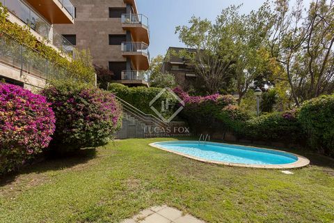 This luxury triplex apartment, presented furnished and fully equipped, is within a secure and peaceful residential community with a communal pool in Barcelona's Zona Alta. The property is distributed across 3 floors each measuring 80m². On the ground...