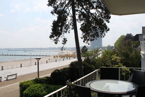 In Travemündes Prachtstraße direkt am Strand finden Sie diese spektakuläre 5 Sterne/Deluxe Wohnung im 1. OG mit 2 Zimmern in Villenlage - absolut ruhig und trotzdem zentral. Von allen Räumen und dem herrlich großen Balkon haben Sie eine 180° Blick au...