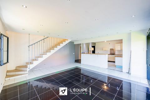 L'ÉQUIPE IMMOBILIÈRE RÉUNION vous propose à la vente cette villa idéalement située à Bagatelle proche de toutes commodités du village. Son intérieur (145m2 de surface habitable) est composé d'un grand séjour salon de 33m2, d'une cuisine équipée, de q...