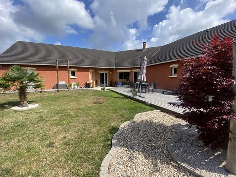 Propriété comprenant 2 pavillons : Le plus grand est composé de la façon suivante : - Au rez-de-chaussée : entrée, cuisine aménagée et équipée ouverte sur le séjour, une suite parentale avec salle de bains et dressing, 4 chambres, une salle de bains,...