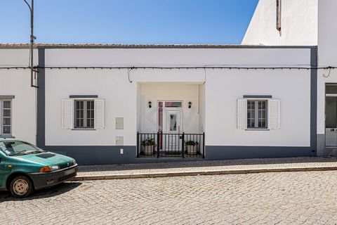 Single storey 3 bedroom villa located in São Bartolomeu de Messines, completely renovated in 2023 and in excellent condition. The three bedrooms are large, all with built-in wardrobes and (one of which is en suite). It has a wide entrance, with a lot...