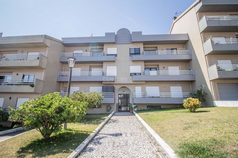 Appartement avec 3 chambres et deux salles de bains, transformé en duplex avec l’utilisation de rangements, une partie intégrante de la fraction, augmentant la surface privée brute de 97 m2 à environ 120 m2. La propriété dispose d’une cuisine équipée...