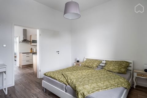 Sie wohnen auf 60 Quadratmetern in Schwelm nahe Wuppertal. Die Wohnung besteht aus 2 Zimmer - ein Schlafzimmer mit Doppelbett und ein Wohnzimmer mit Sofalandschaft und Fernseher. Weiterhin gibt es eine voll ausgestattete Küche mit einem Essbereich fü...